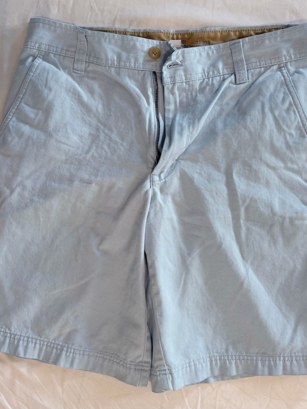 IZOD Saltwater Men’s Blue Cotton Chino Shorts in size 32 with a 10.5" inseam